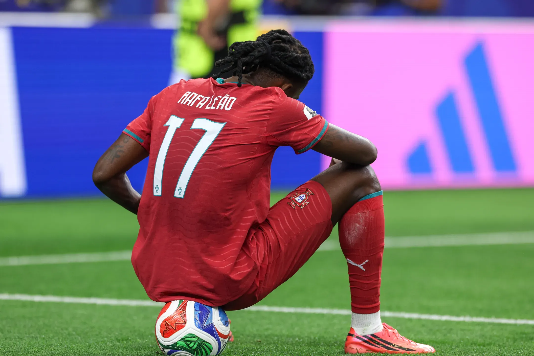 Ida para o Galatasaray nas mãos de Rafael Leão